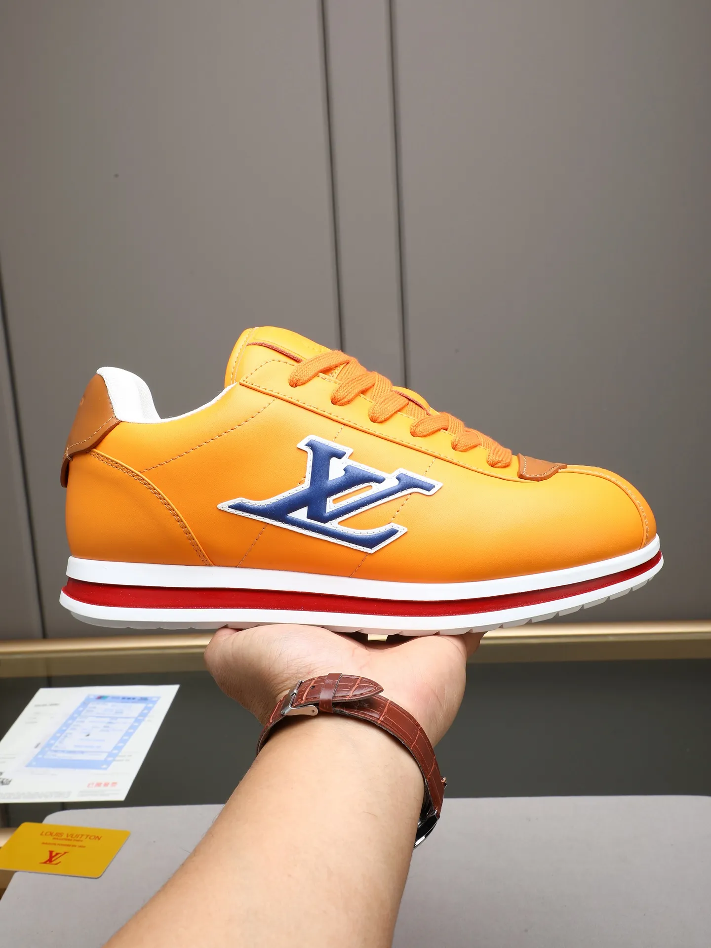 PP560 LV Louis Vuitton L Jialu Brand Runner Tatic Series Thick-soled Casual Sports Shoes Running Shoes Original purchase, development and production This LV Runner Tatic sports shoe combines technical materials such as mesh fabric and ribbons to interpret the inspiration of traditional mountaineering shoes. LV letters are written on one side, the lariat buckle of the quick lacing system is embellished with Monogram flowers and Louis Vuitton logos, and the light and wear-resistant rubber outsole completes the whole. ▪️Fabric: Original imported cowhide + mesh ▪️Inner lining: Original customized breathable mesh ▪️Sole: Original open-molded anti-slip rubber combination material ▪️Size: Men's 38-44 (customized for 45 and 46)
